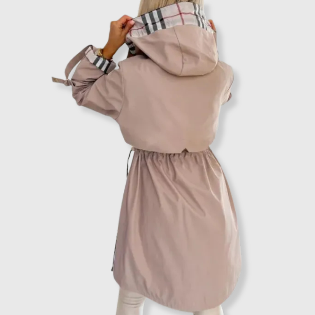 Chaqueta larga con capucha y detalles elegantes Luvamoda