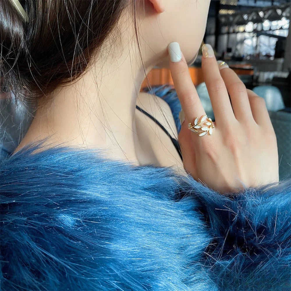 Anillo ajustable con hoja de ópalo blanco. LuvaModa
