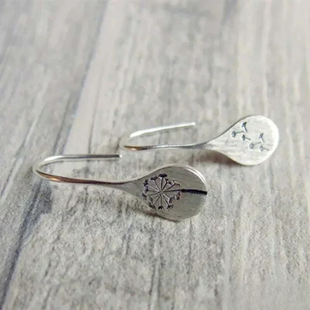Elegantes pendientes de plata de ley con diseño de hojas. LuvaModa