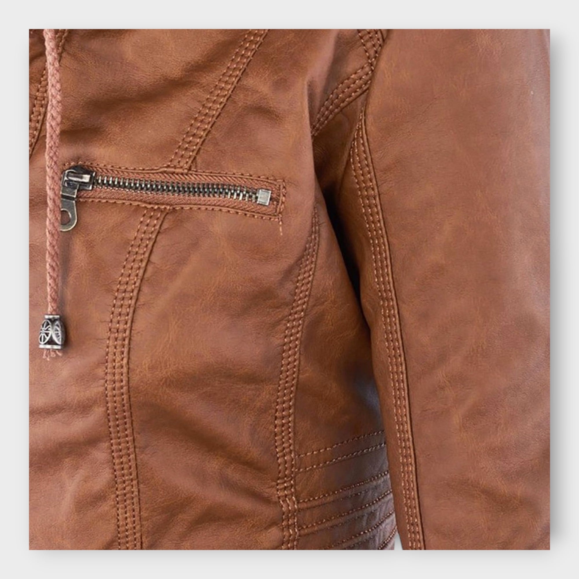 Chaqueta de cuero moderna con capucha y línea atemporal Luvamoda
