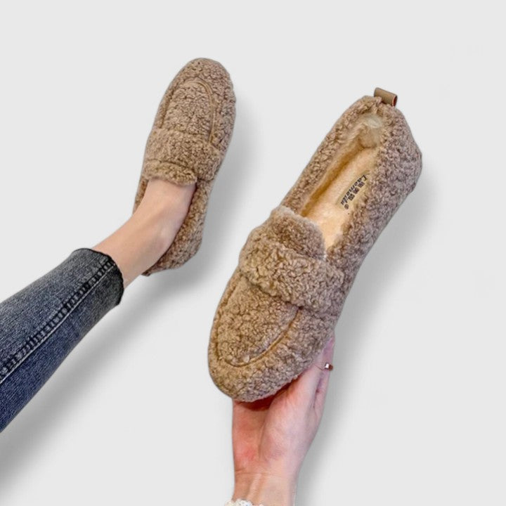 Zapatos cálidos sin cordones con un diseño elegante. LuvaModa