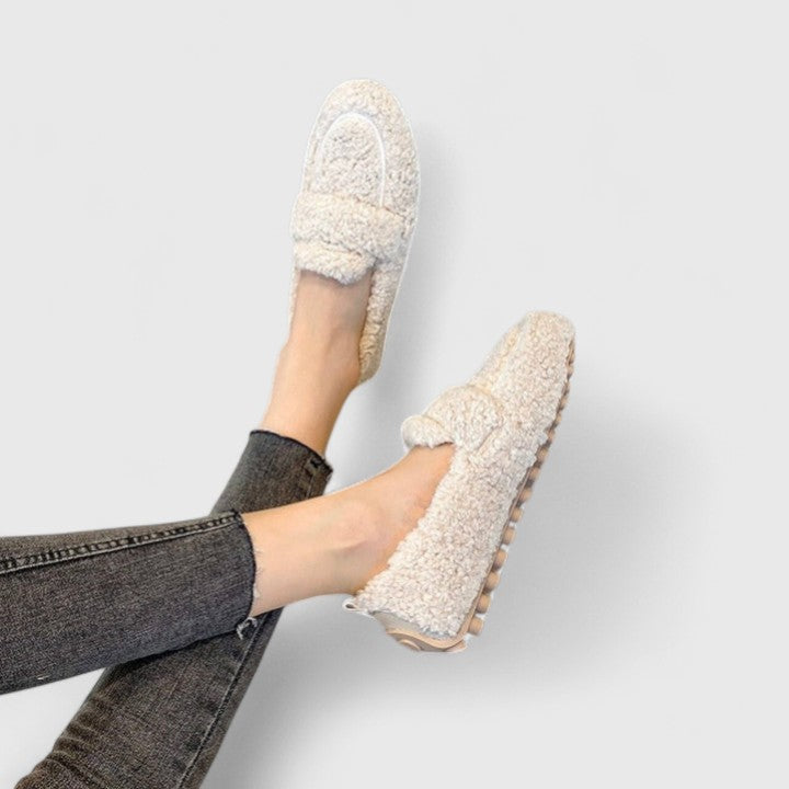 Zapatos cálidos sin cordones con un diseño elegante. LuvaModa