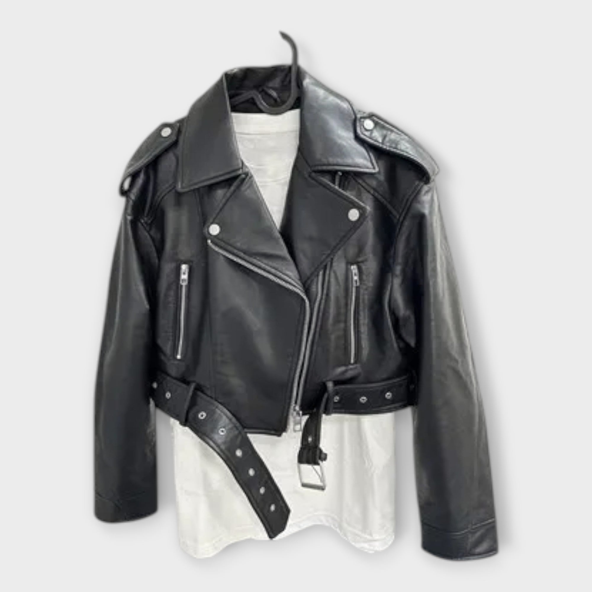 Moderna chaqueta corta de cuero con cinturón y estética sofisticada Luvamoda