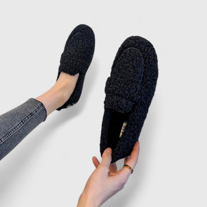Zapatos cálidos sin cordones con un diseño elegante. LuvaModa