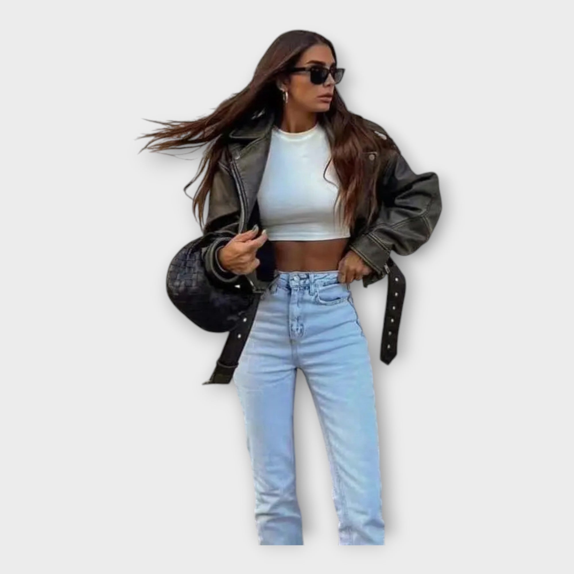 Moderna chaqueta corta de cuero con cinturón y estética sofisticada Luvamoda