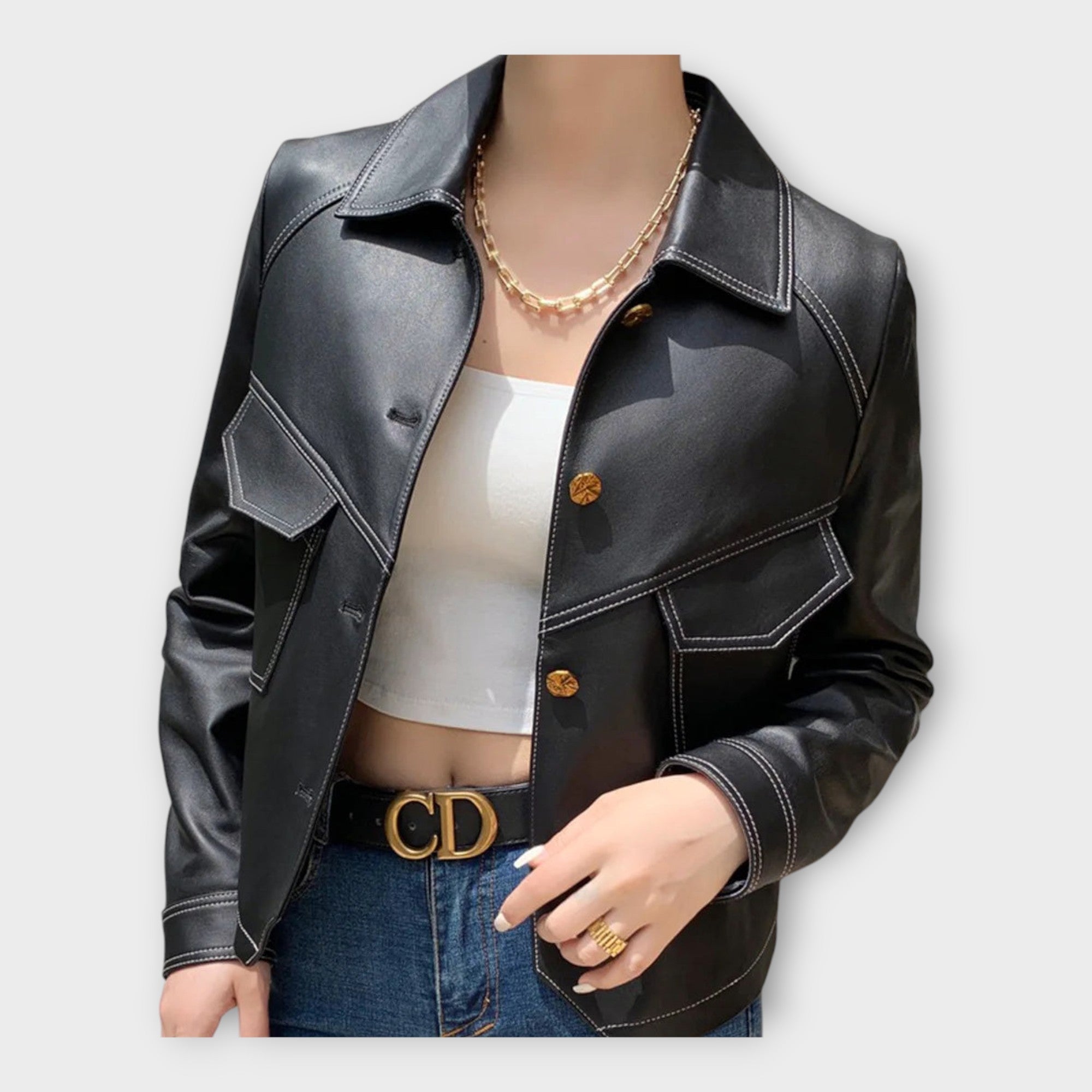 Elegante chaqueta de cuero con diseño moderno y estética refinada Luvamoda