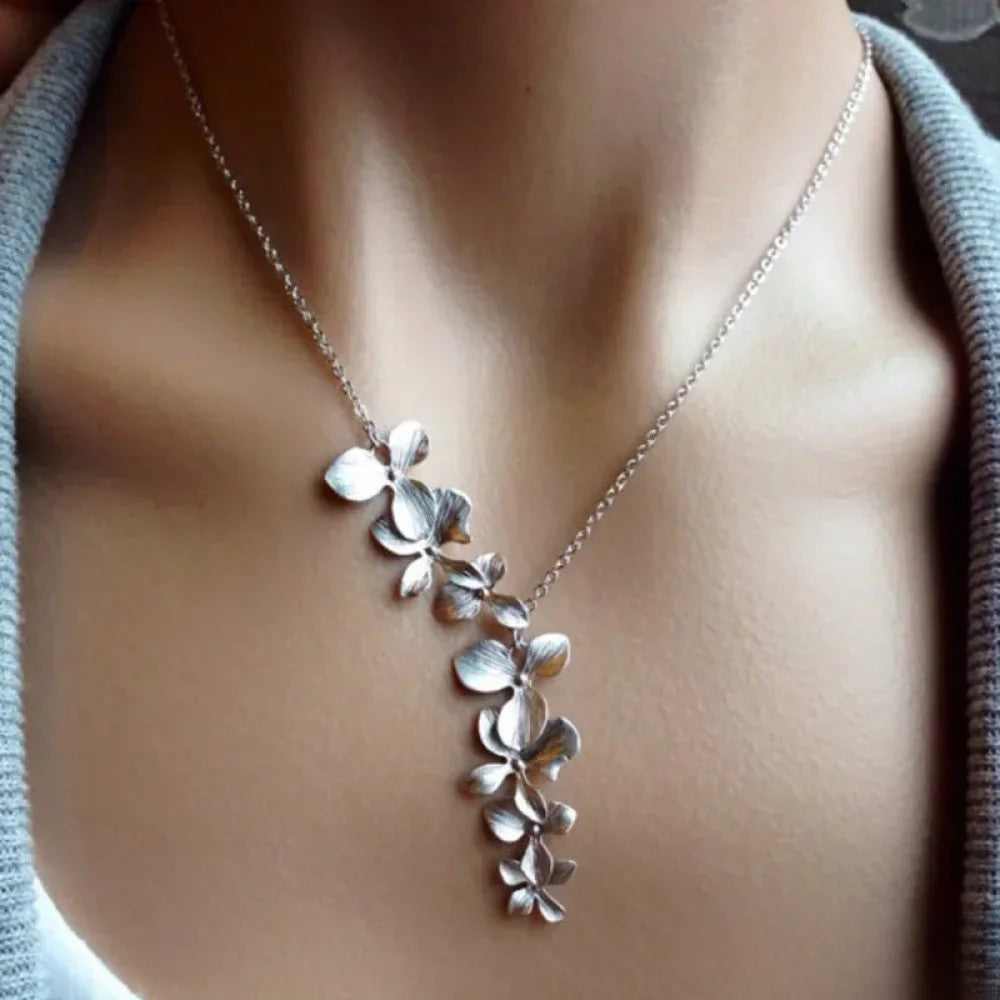 Collar de plata antiguo con flores LuvaModa