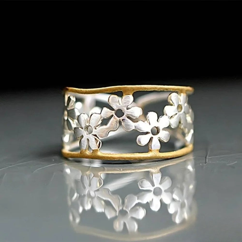 Anillo irregular con flores y diseño en blanco. LuvaModa