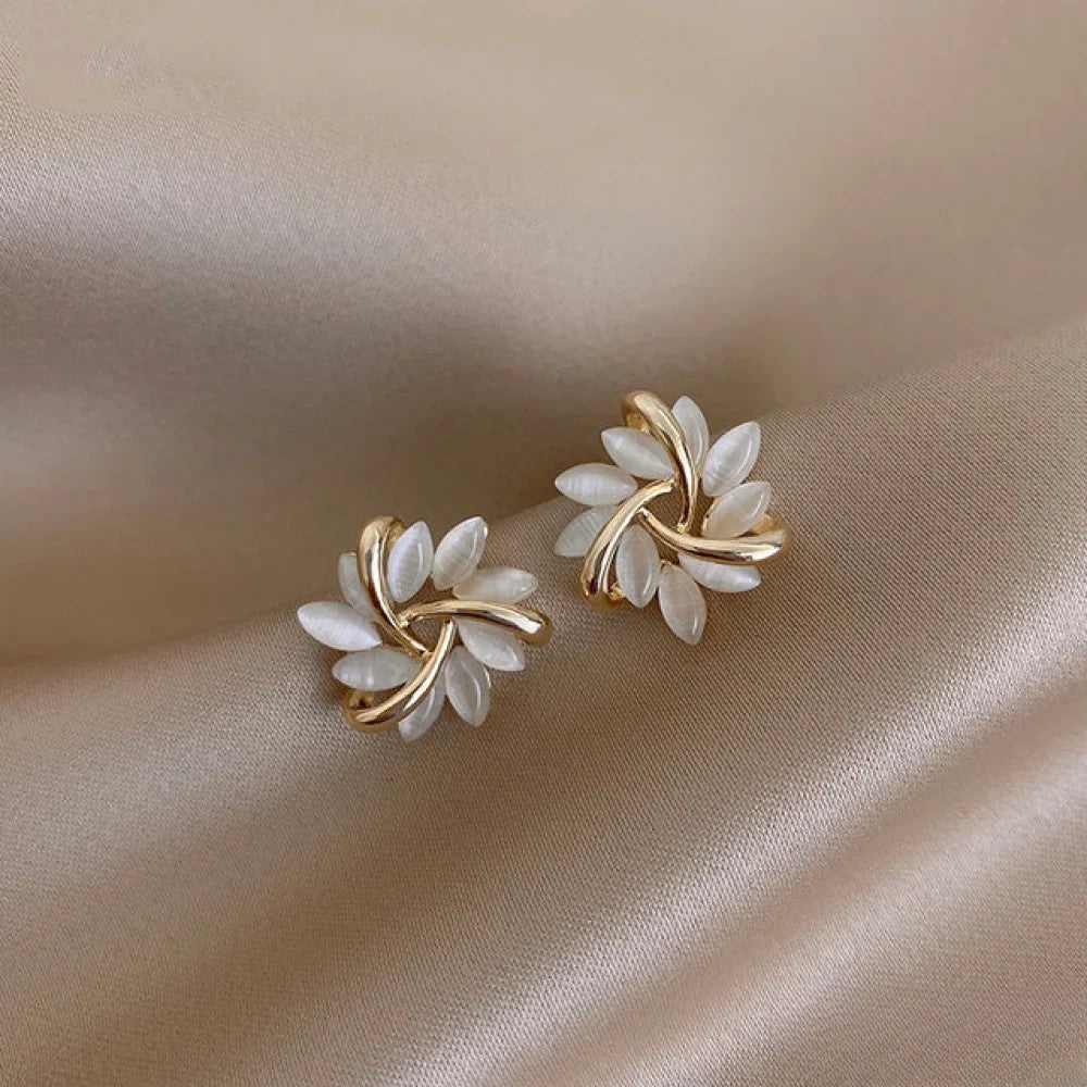 Elegantes pendientes de oro con exquisitos motivos de flores de ópalo. LuvaModa