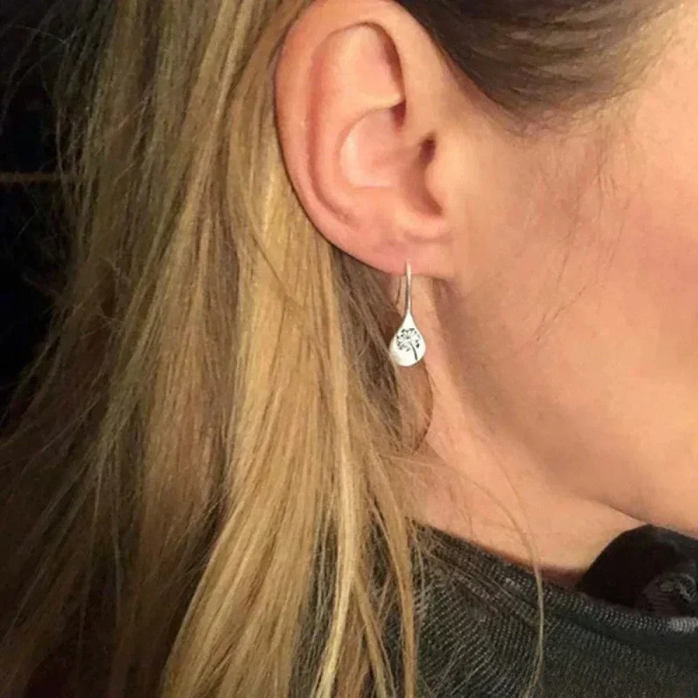 Elegantes pendientes de plata de ley con diseño de hojas. LuvaModa