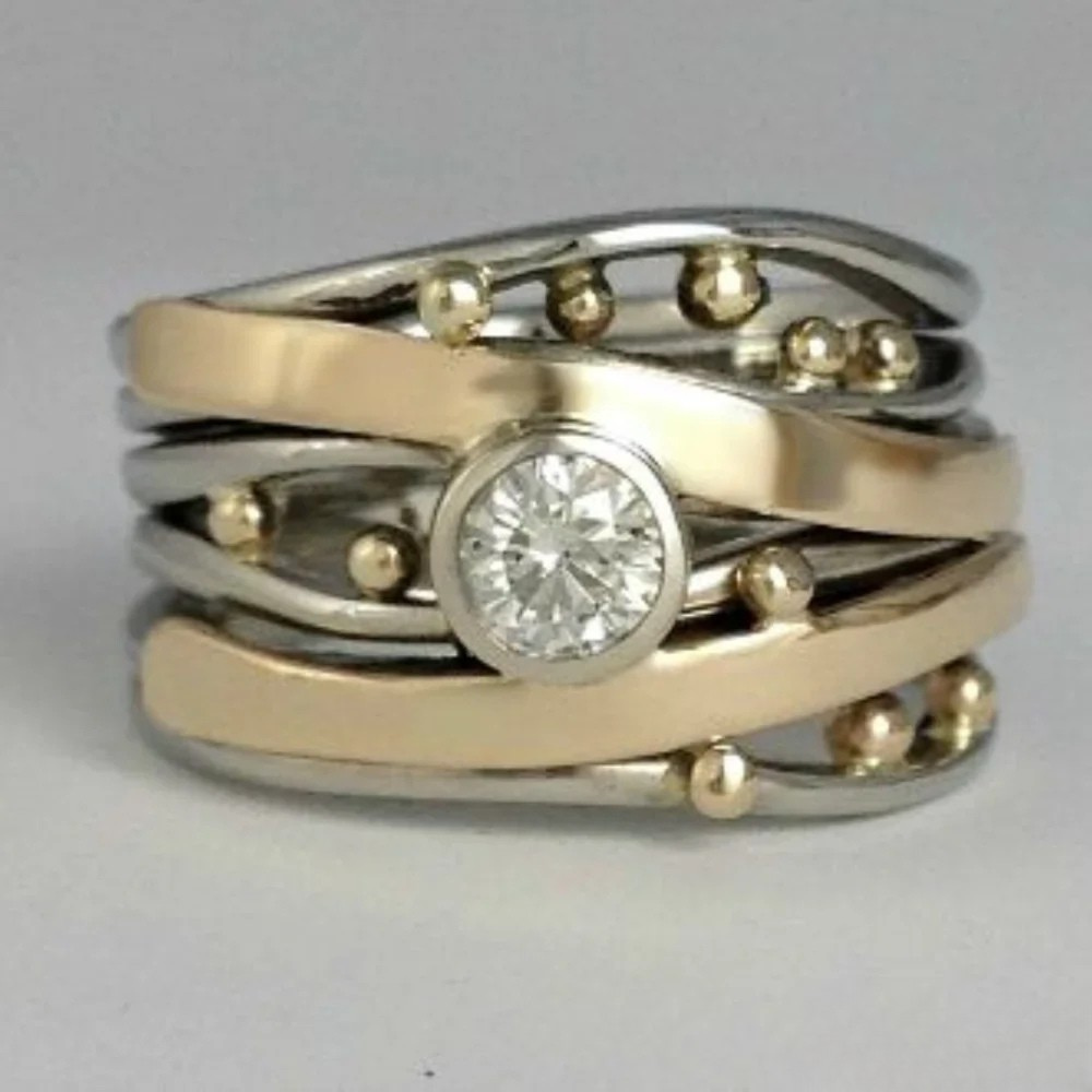 Anillo clásico de oro con incrustaciones de circonitas LuvaModa