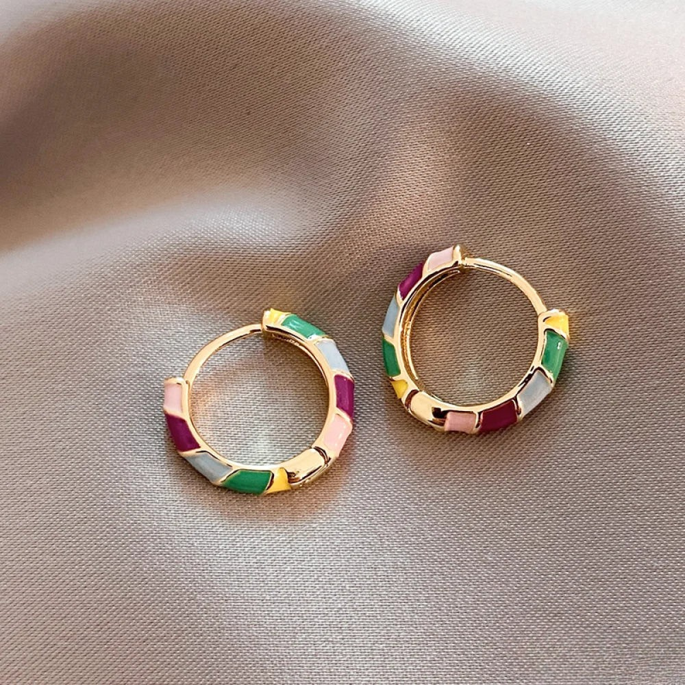 Elegantes pendientes de oro con esmalte colorido. LuvaModa