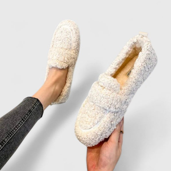 Zapatos cálidos sin cordones con un diseño elegante. LuvaModa