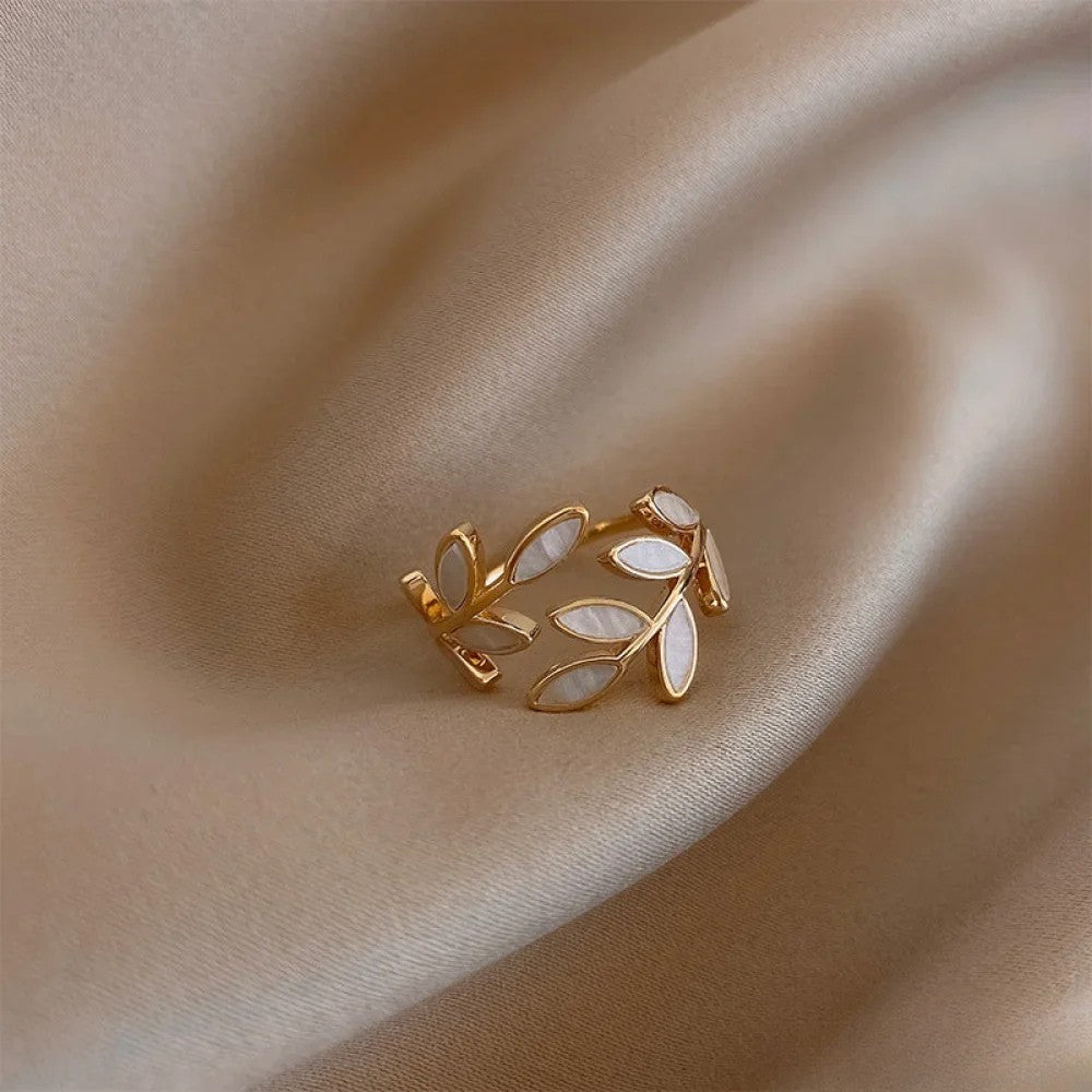 Anillo ajustable con hoja de ópalo blanco. LuvaModa