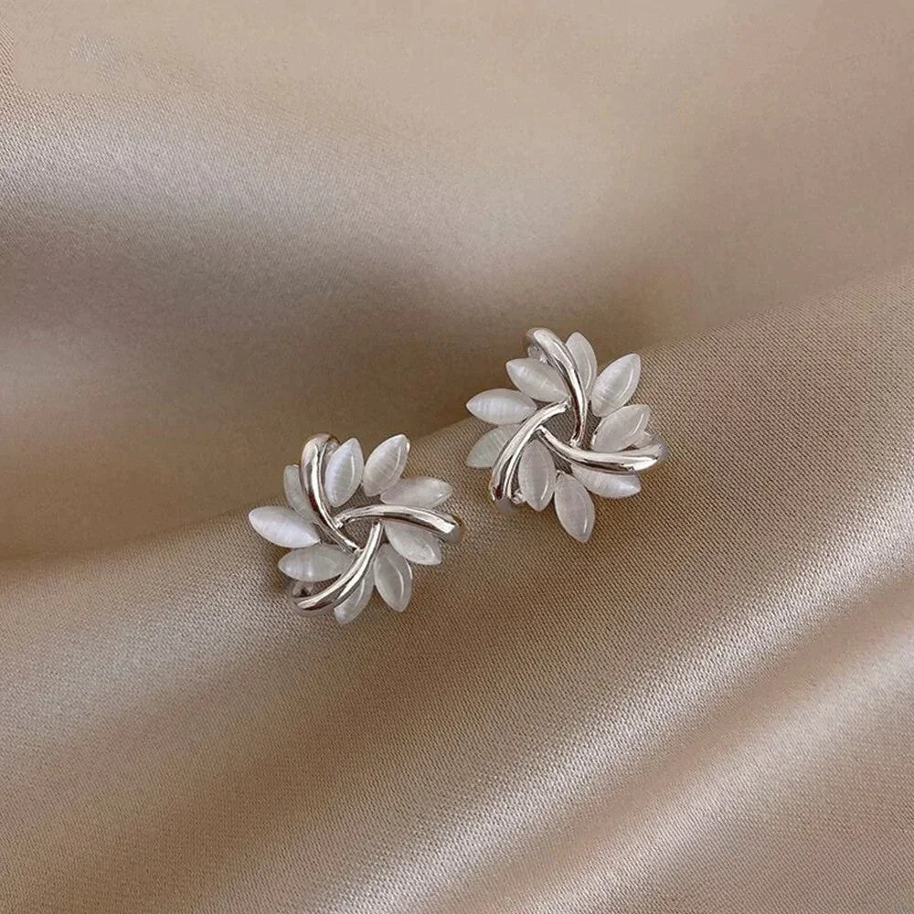 Elegantes pendientes de oro con exquisitos motivos de flores de ópalo. LuvaModa