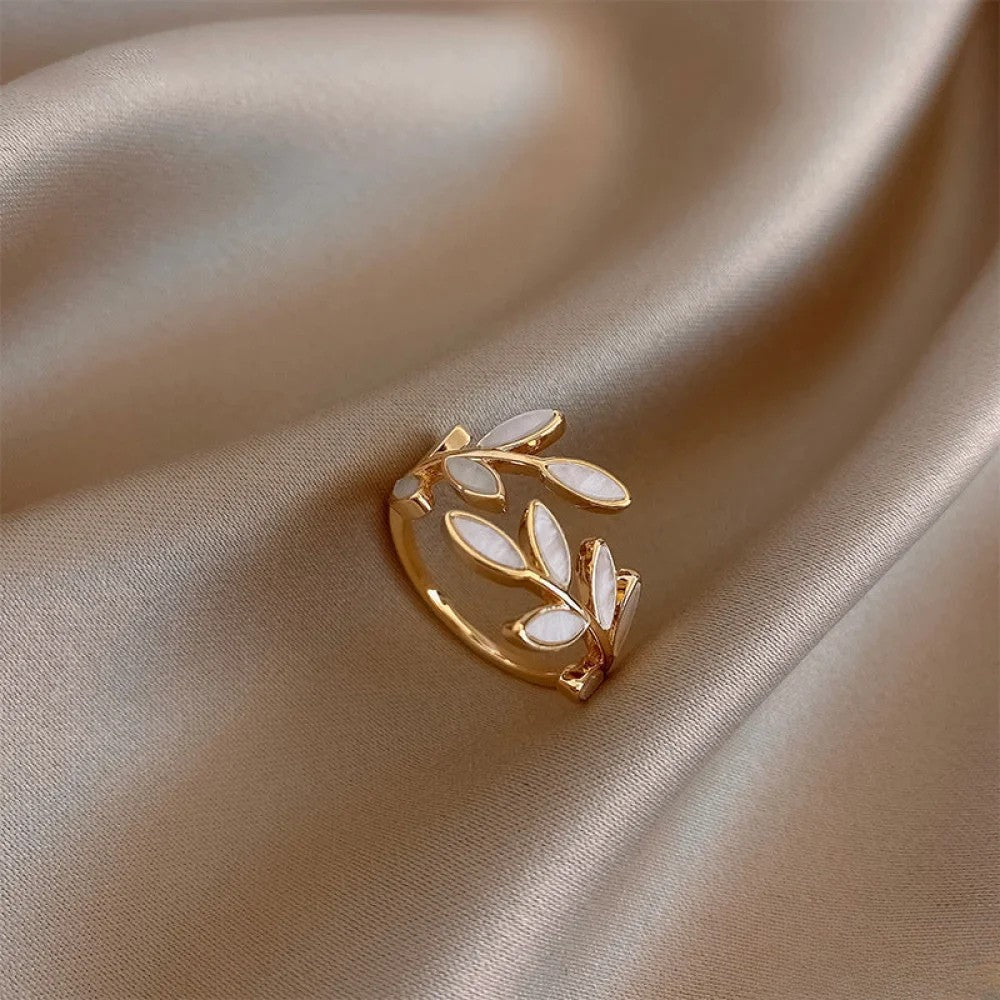 Anillo ajustable con hoja de ópalo blanco. LuvaModa