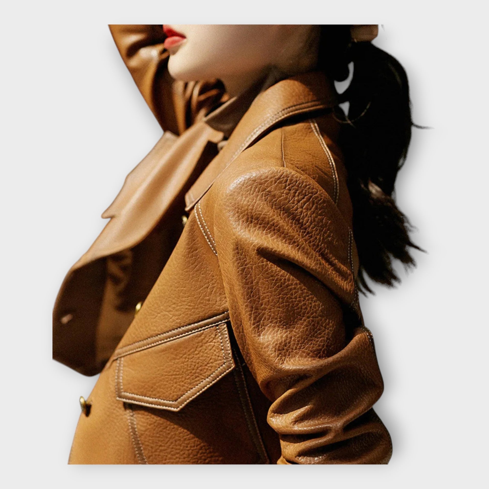 Elegante chaqueta de cuero con diseño moderno y estética refinada Luvamoda